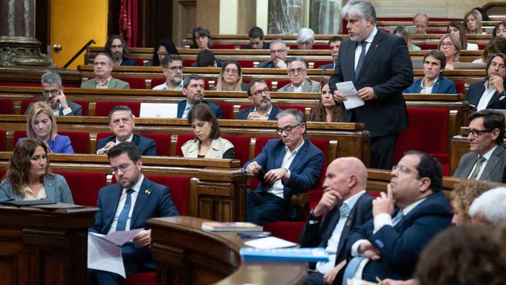 El presidente de Junts, Albert Batet, en el hemiciclo del Parlament