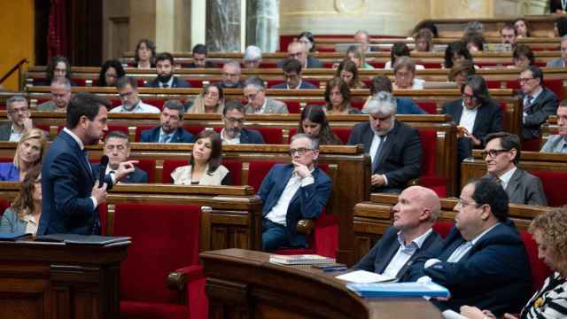 El presidente de la Generalitat, Pere Aragonès, se dirige al líder del PSC, Salvador Illa, en el Parlament