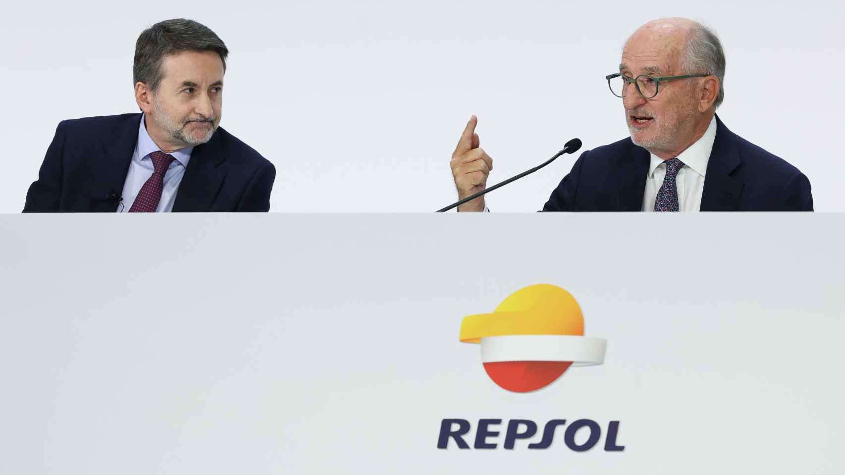 El consejero delegado de Repsol, Josu Jon Imaz (izq.), y el presidente, Antonio Brufau