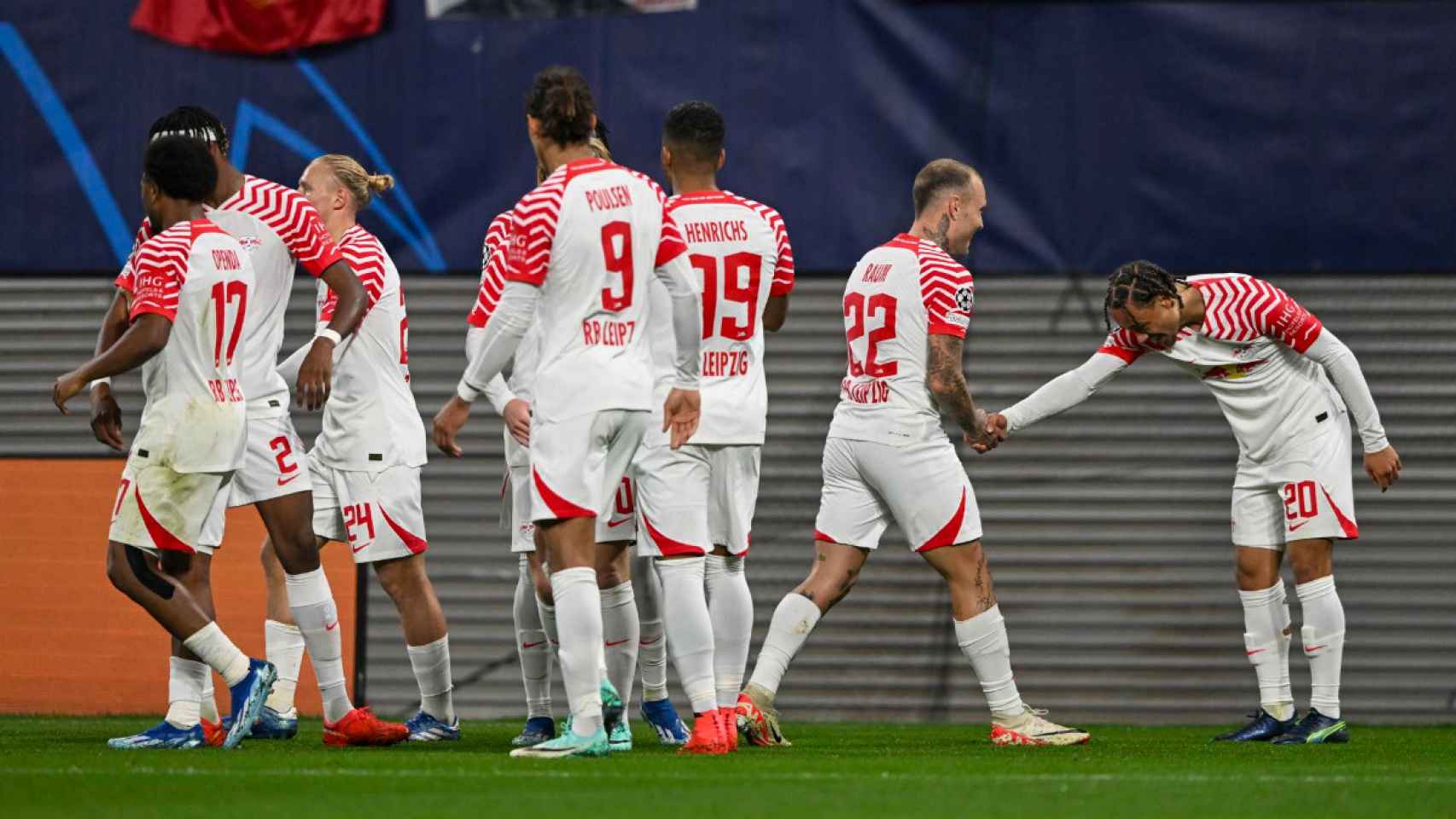El RB Leipzig celebra un gol de Xavi Simons en Champions League