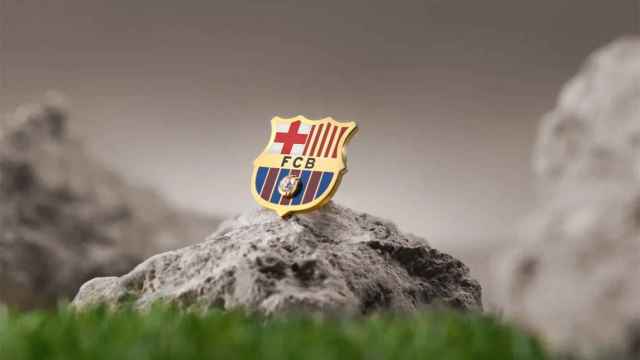 Escudo del FC Barcelona con uno de los diamantes hechos de hierba del Camp Nou