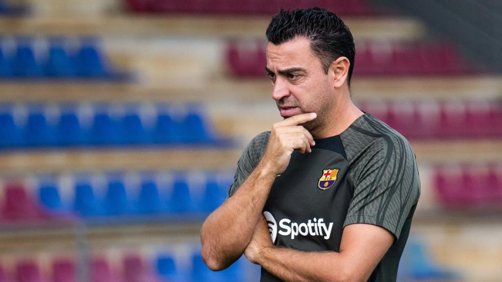 Xavi Hernández dirige un entrenamiento del Barça antes del clásico