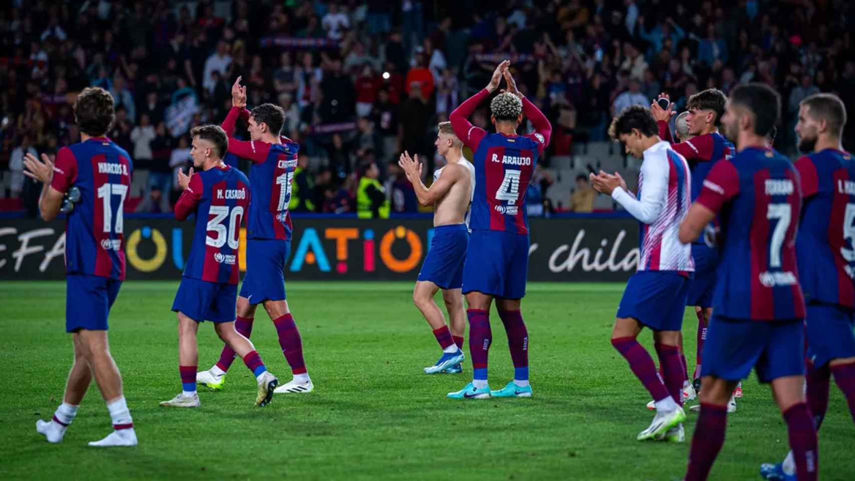 Araujo junto a otros jugadores del Barça en Montjuïc tras un partido de Champions