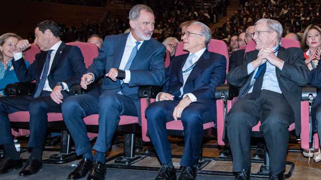 El rey Felipe VI junto a Isidro Fainé en el congreso de CEDE de 2023