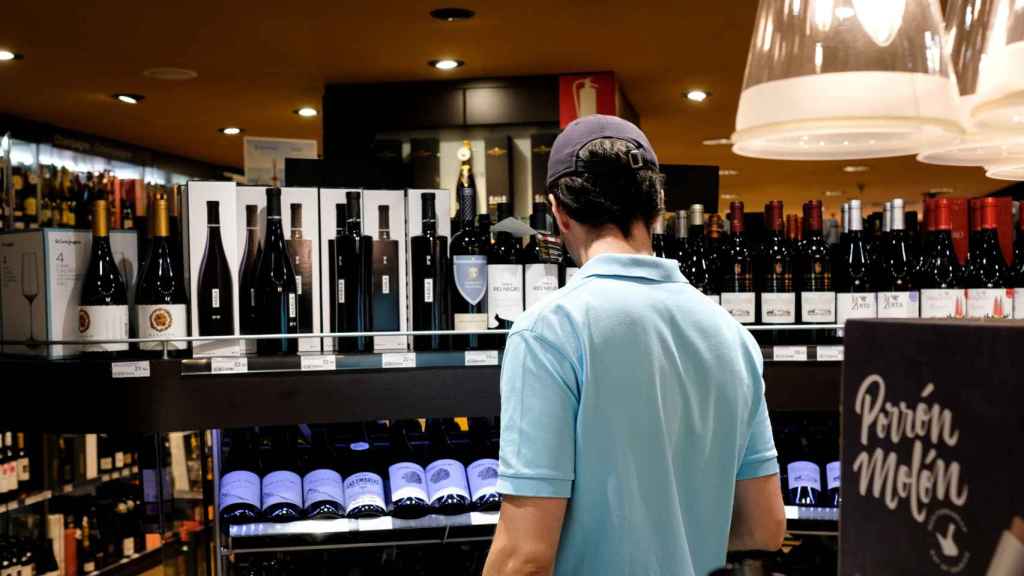 Un cliente en una tienda de vinos