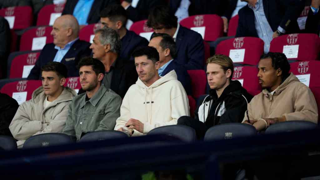 Gavi, Sergi Roberto, Robert Lewandowski, Frenkie de Jong y Jules Koundé, en la grada durante el Barça-Shakhtar