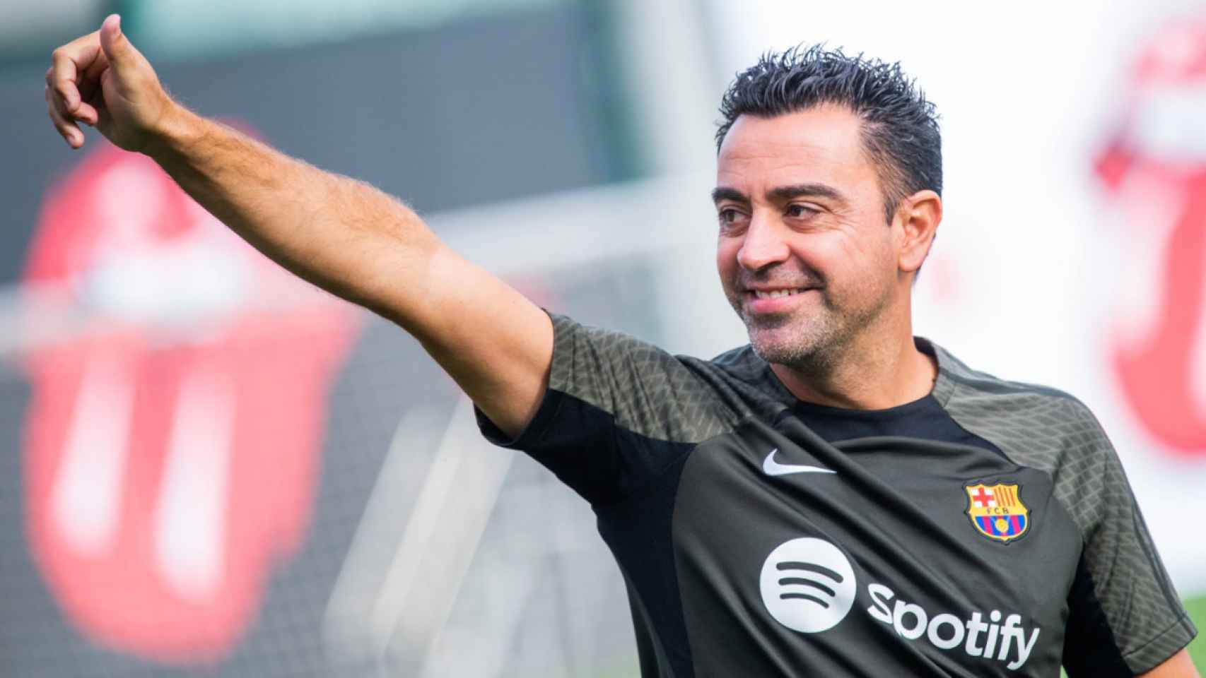 Xavi Hernández, de buen humor antes de recibir al Real Madrid en el clásico