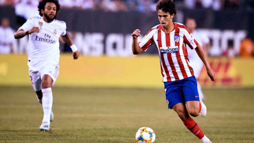 Joao Félix, superando en velocidad a Marcelo, en un derbi madrileño