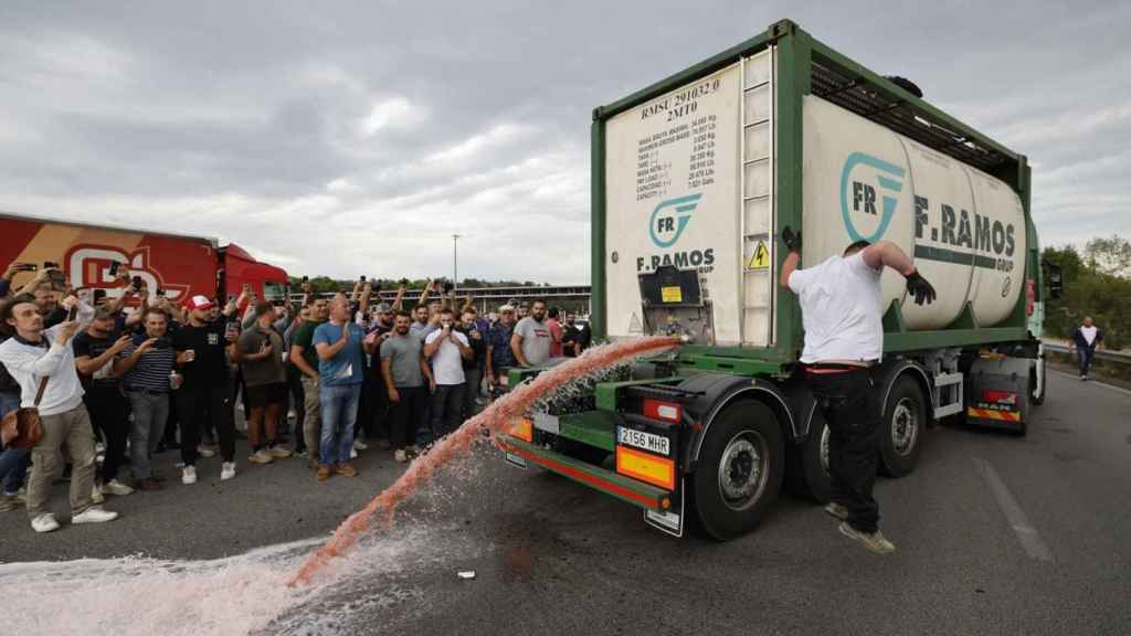 Bodegueros franceses destruyen un envío de vino español