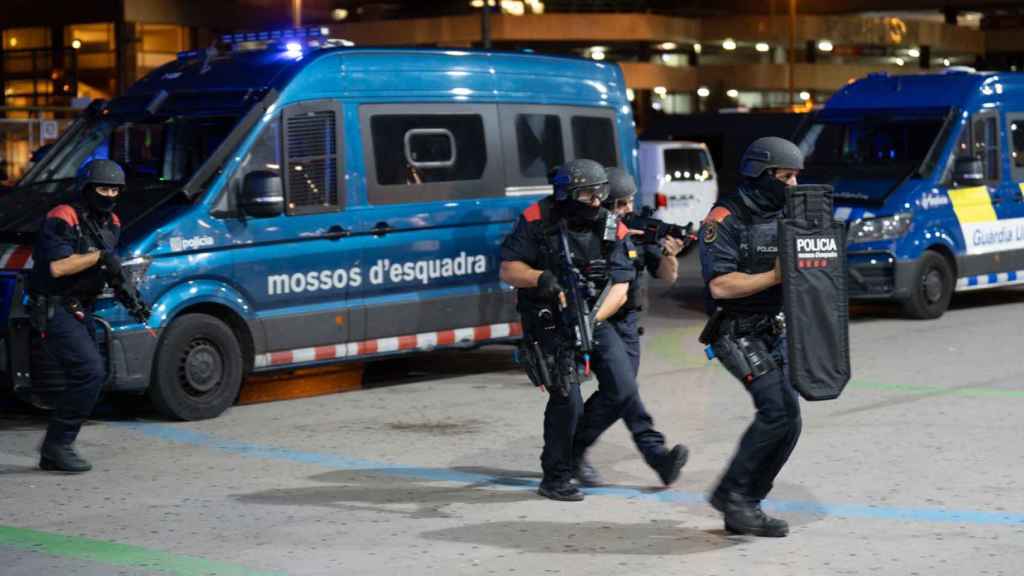 Agentes de los Mossos d'Esquadra durante el simulacro de atentado terrorista en la Estación de Sants (Barcelona)