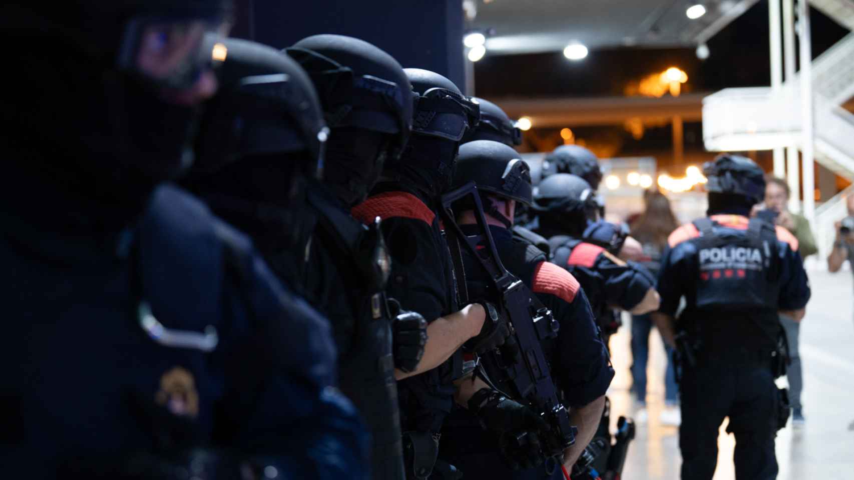 Agentes del Área Regional de Recursos Operativos (Arro) accediendo a la estación de Sants durante el simulacro de atentado terrorista