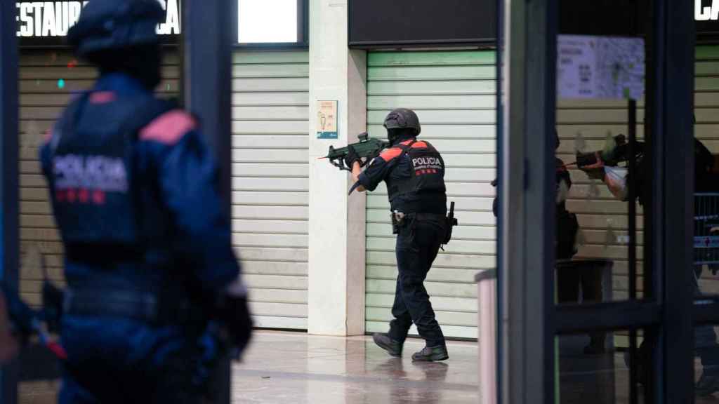 Agentes de los Mossos d'Esquadra durante el simulacro de atentado terrorista en la Estación de Sants (Barcelona)