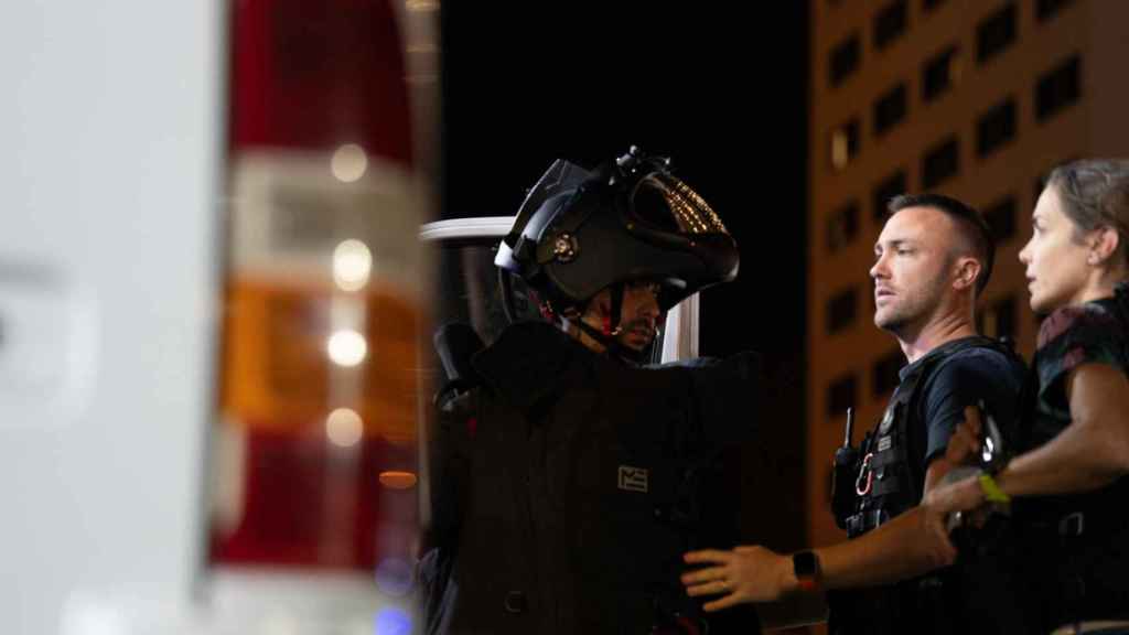 Agentes de los Mossos d'Esquadra durante el simulacro de atentado terrorista en la Estación de Sants (Barcelona)