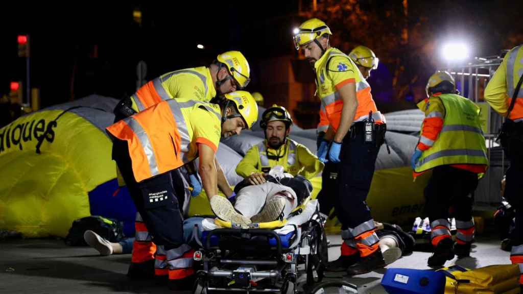 Profesionales del Sistema de Emergencias Médicas (SEM) participan en el simulacro de atentado terrorista en la Estación de Sants (Barcelona)