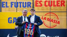 Laporta y Gavi, referente de la Masía, en un acto de renovación en el Camp Nou