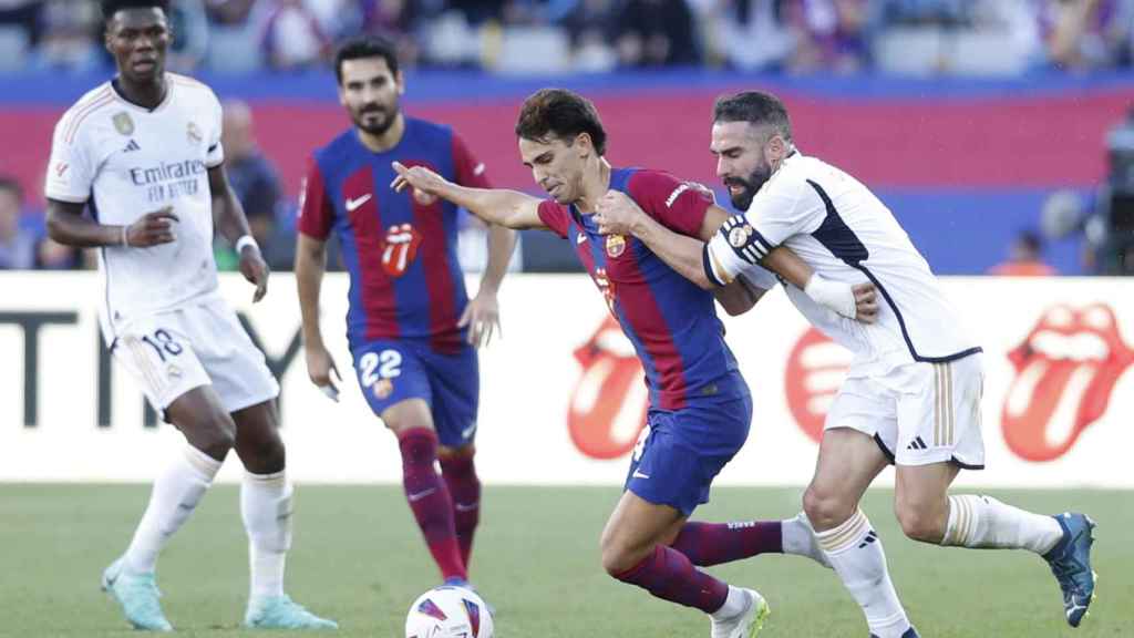 Joao Félix, intentando marcharse de Carvajal