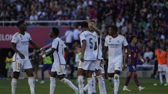 Los jugadores del Madrid celebran el gol de Bellingham
