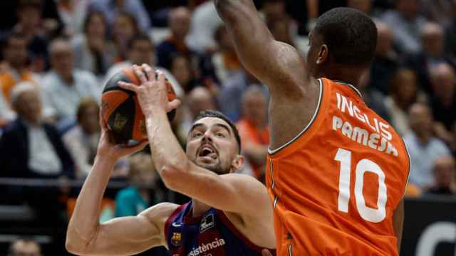 Tomas Satoransky lanza bajo canasta en el Valencia-Barça de basket