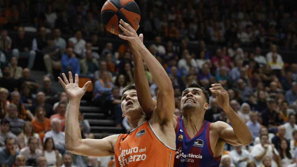 Oscar Da Silva lucha por un balón con Jaime Pradilla