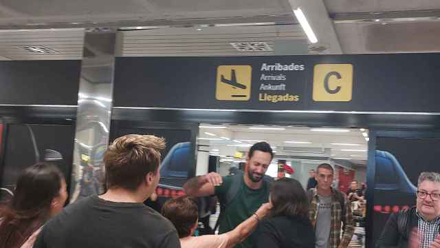 El rapero Valtonyc es recibido a su llegada al aeropuerto de Palma / EP