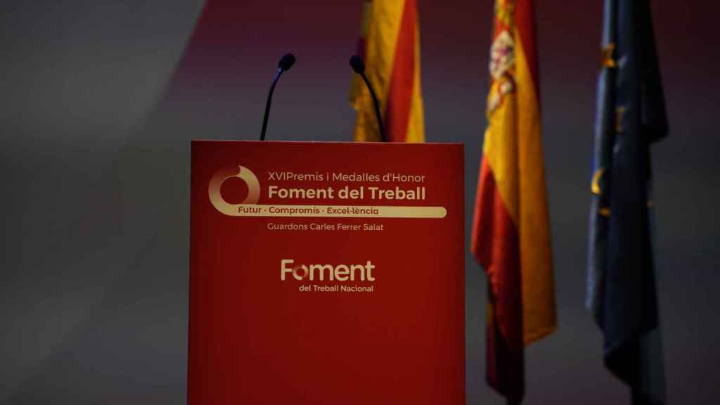 El atril de los XVI Premios y medallas de honor de Foment