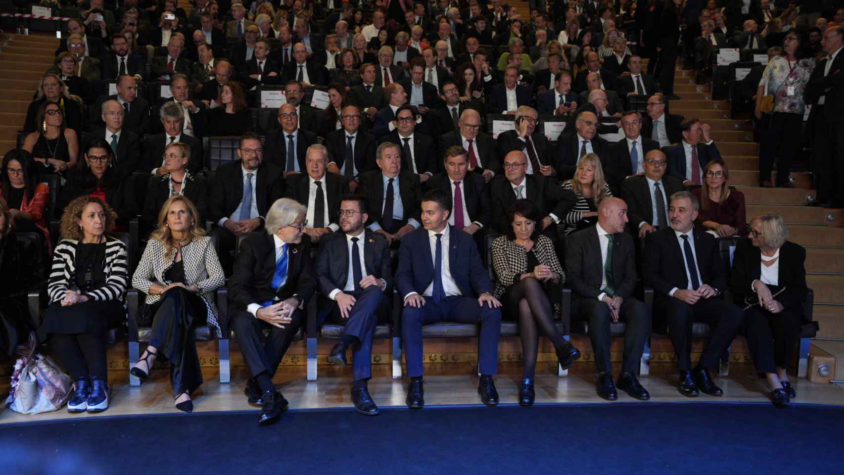 El presidente catalán, Pere Aragonès (c), junto al ministro de Industria, Héctor Gómez (d), y el presidente de Foment, Josep Sánchez Llibre (i), entre otras personalidades