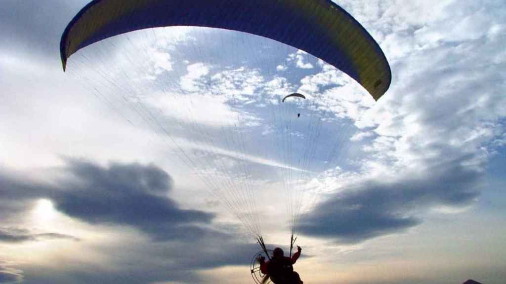 Dos personas hacen parapente