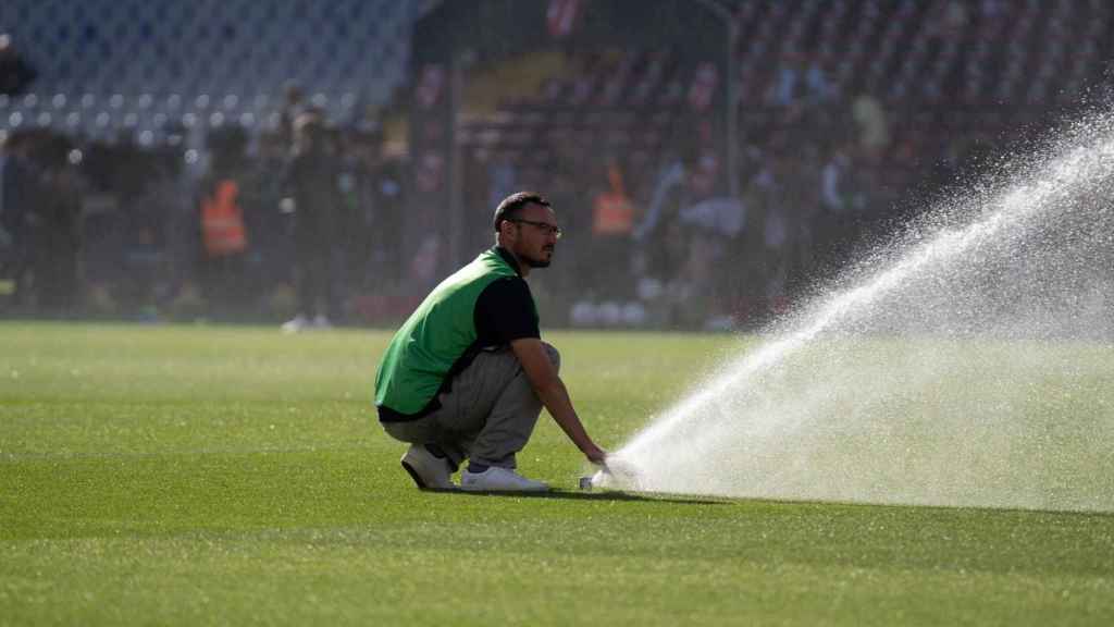 Jardineros cuidando el césped