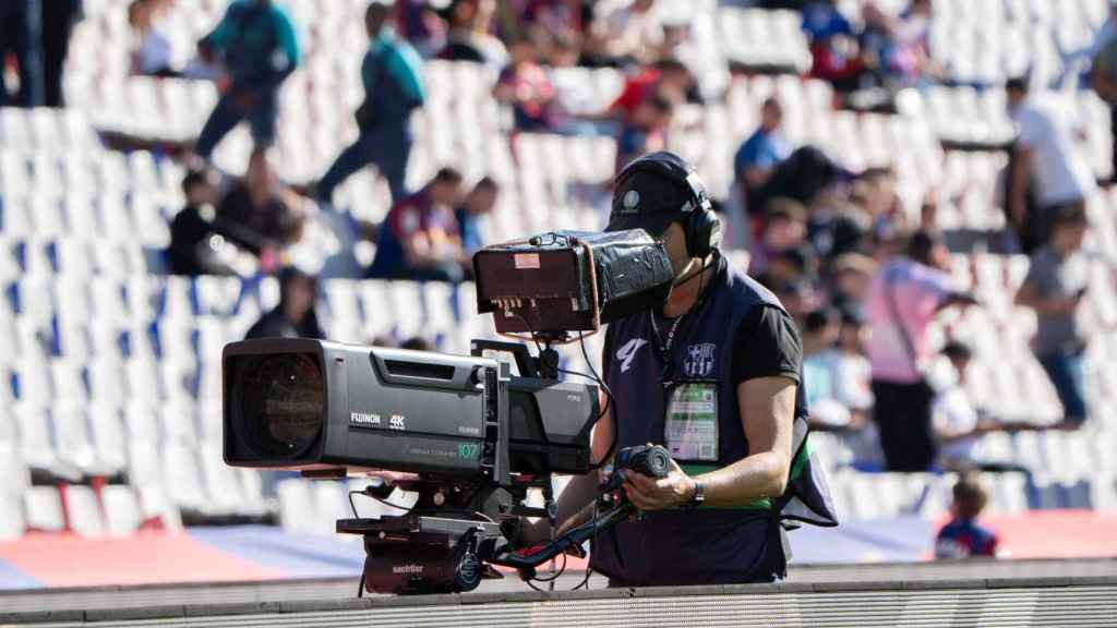 Cámaras de televisión en el clásico Barça - Real Madrid de la Liga