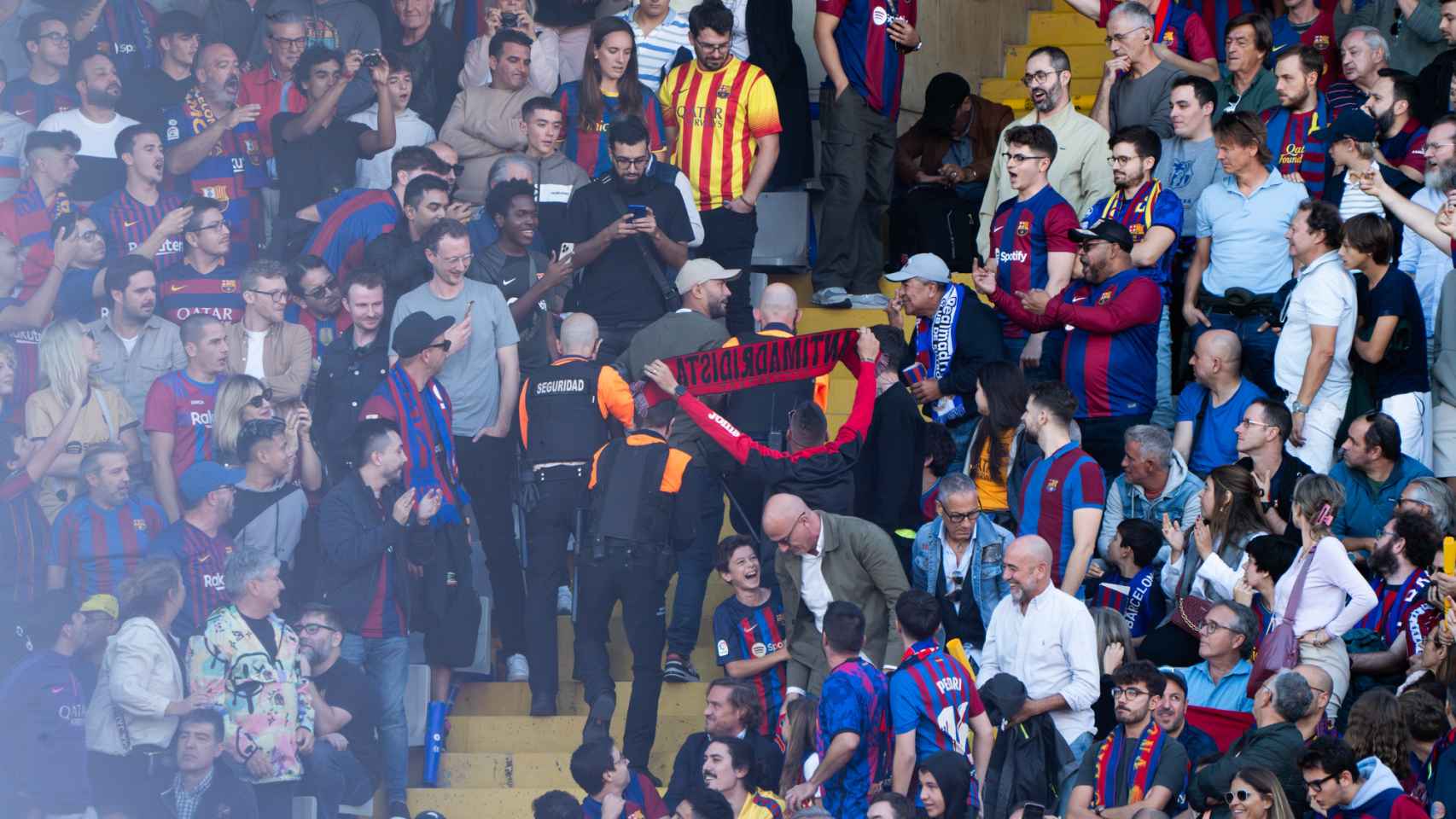 Peleas en las graderias en el clásico Barça - Real Madrid