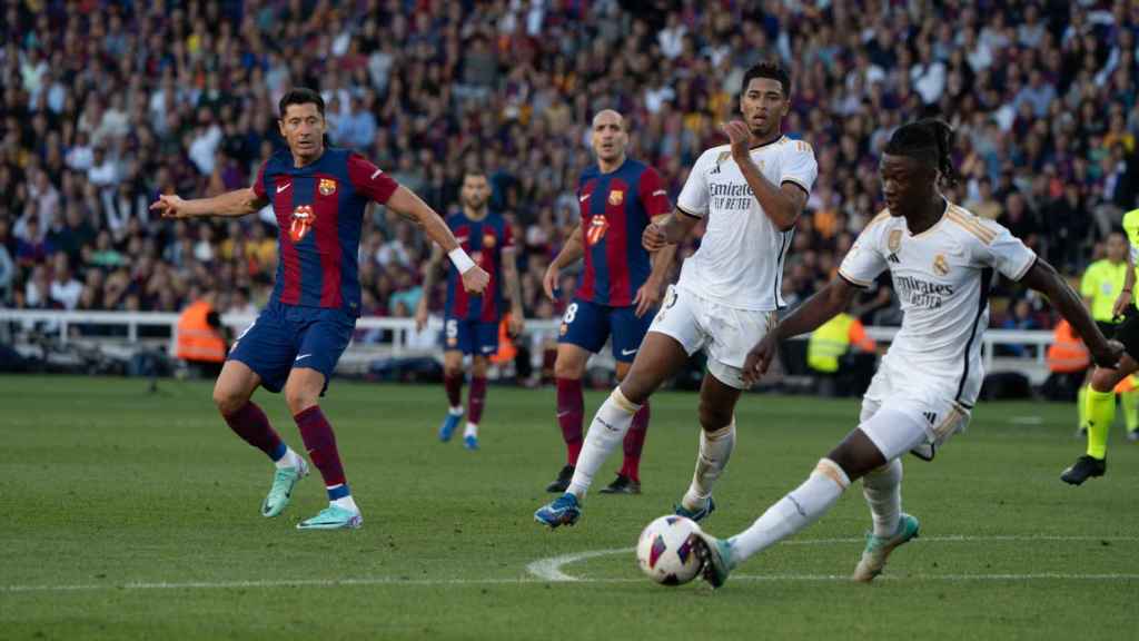 Robert Lewandowski y Camavinga en el clásico Barça - Real Madrid