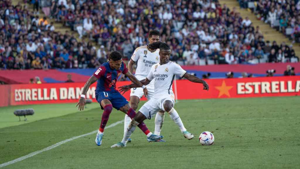 Raphinha y Camavinga en el clásico Barça - Real Madrid