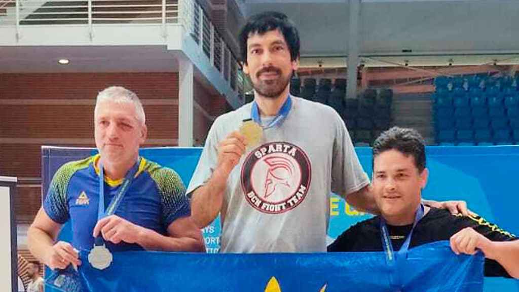 Marcelo Costas (c), policía en Gavà, tras su victoria en los Juegos