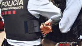 Los Mossos d'Esquadra efectúan una detención, en una imagen de archivo