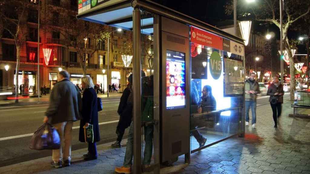 Usuarios esperando el NitBus en la plaza Cataluña de Barcelona