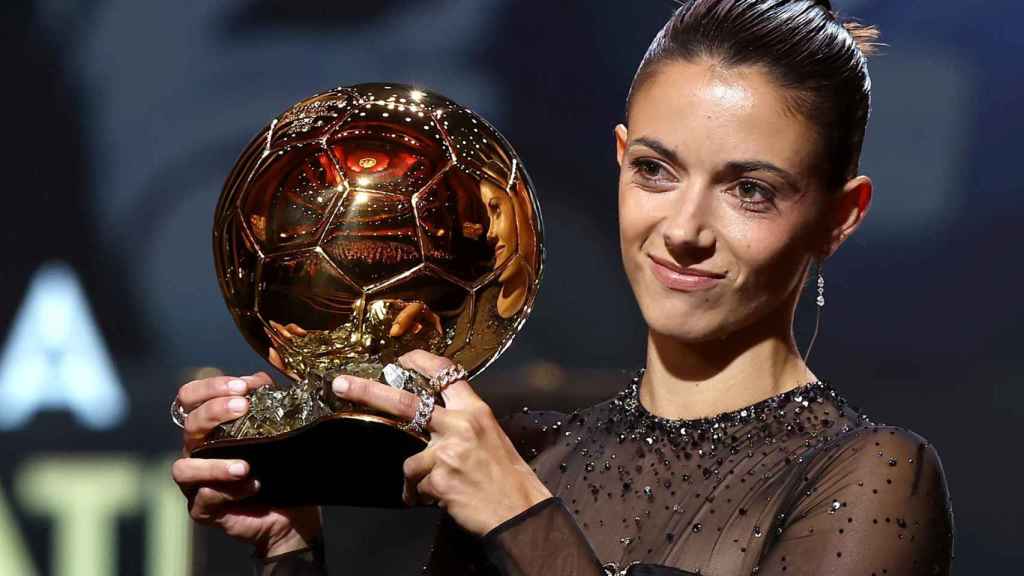 Aitana Bonmatí levanta y exhibe el Balón de Oro.jpg