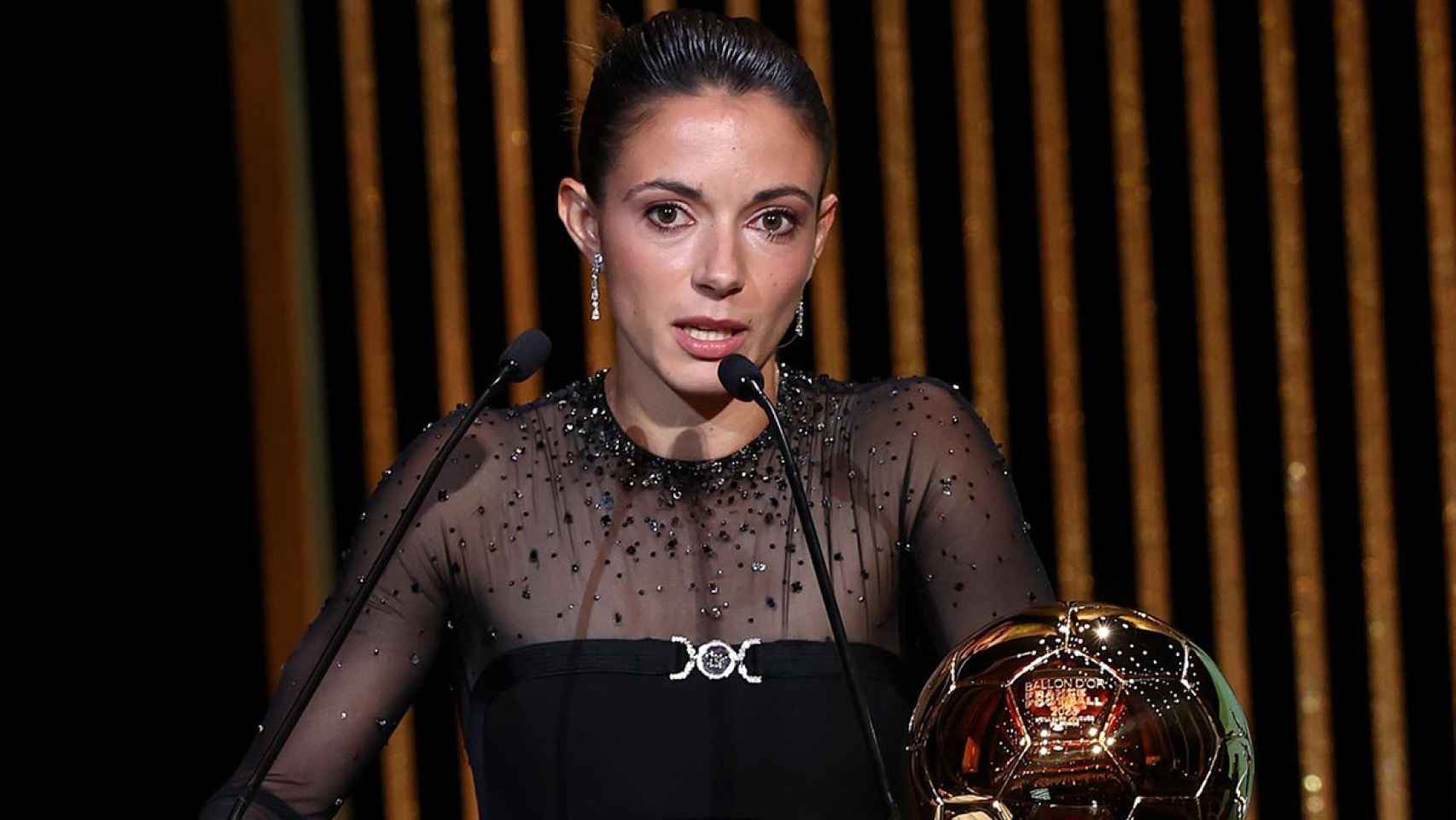 Aitana Bonmatí, dando su discurso tras ganar el Balón de Oro