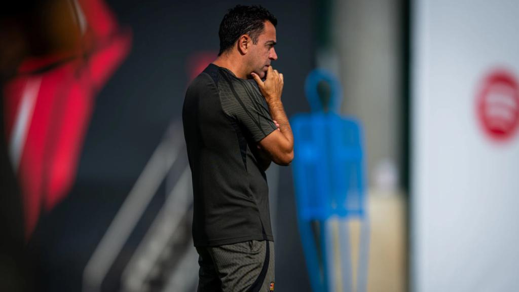 Xavi Hernández observa atentamente en la sesión de recuperación tras el clásico