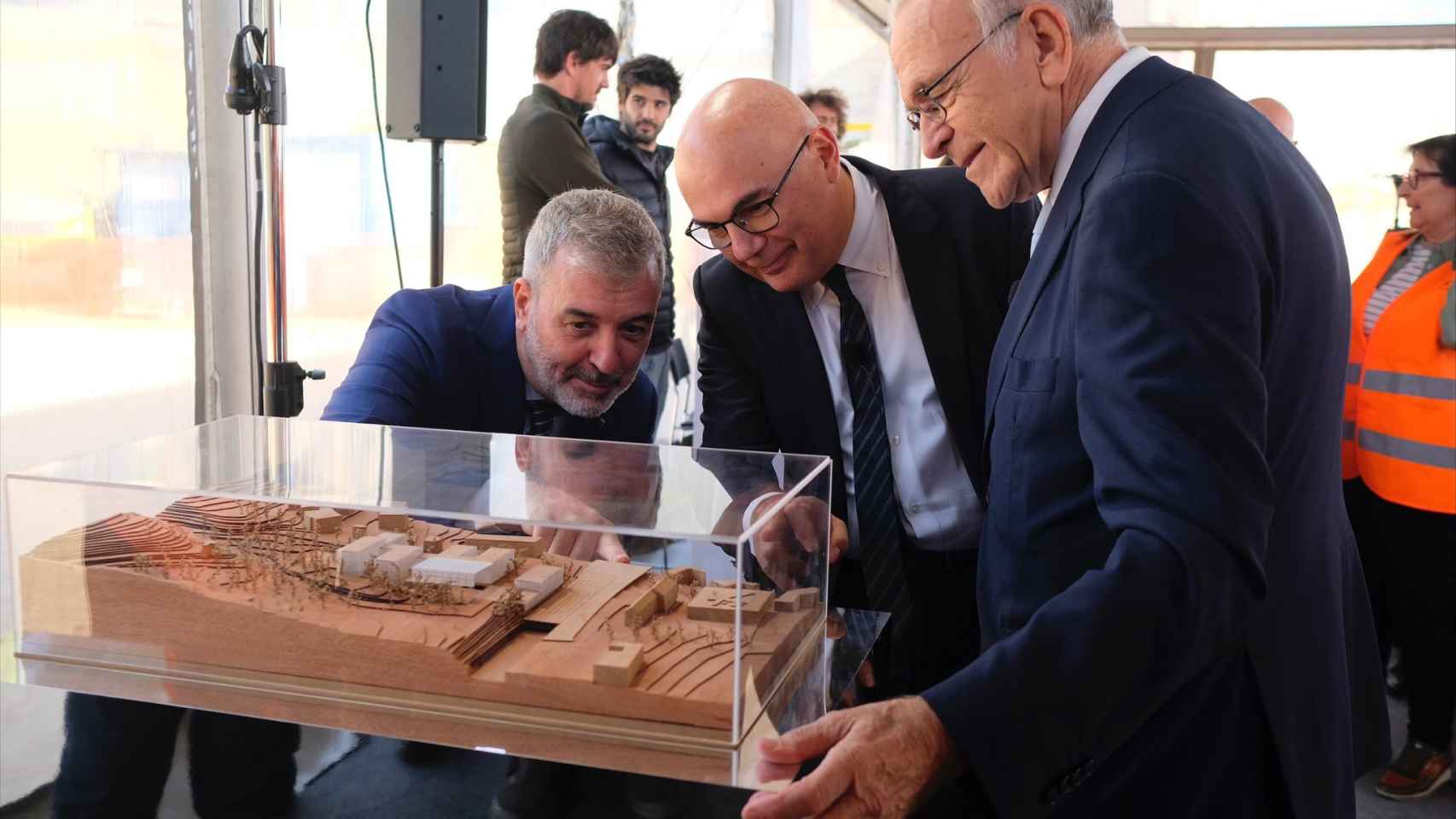 Isidré Fainé junto a Jaume Colboni y Josep Tabernero durante el acto de colocación de la primera piedra del Caixa Research Institute