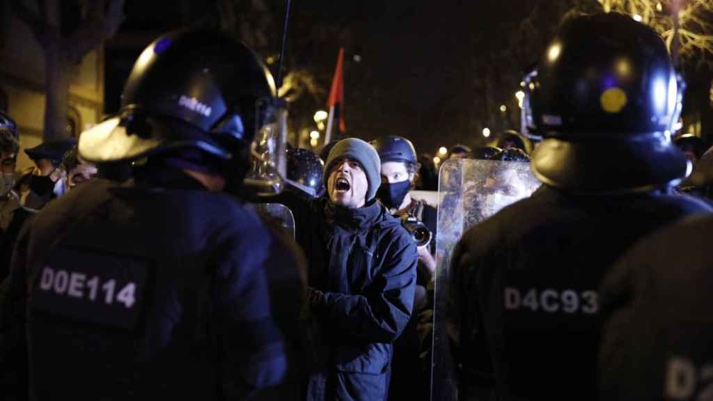 manifestación con enfrentamientos con los Mossos en defensa de la libertad de Pablo Hasél y los derechos sociales en Barcelona (España), a 6 de marzo de 2021