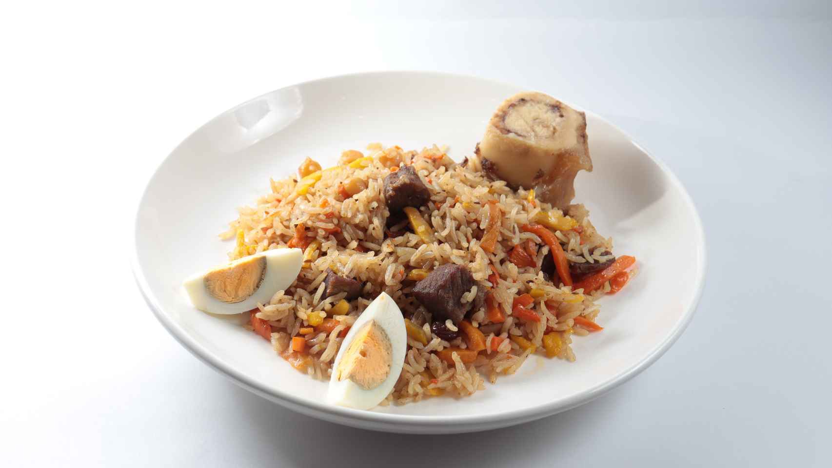 Plato de arroz con verduras y carne