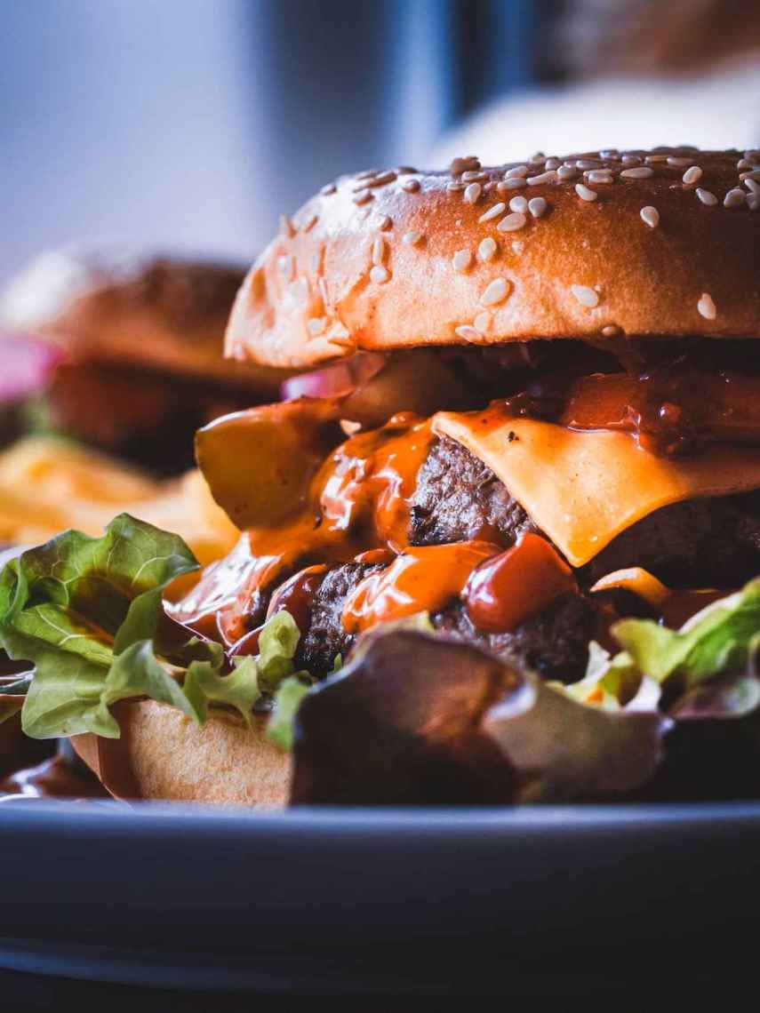 Una hamburguesa servida en plato