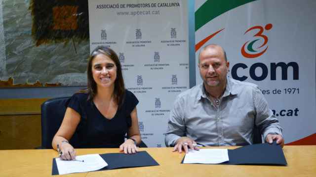 El presidente de APCE, Xavier Vilajoana, y la gerente de la Federació ECOM, Marta Obdulia, en la firma del acuerdo