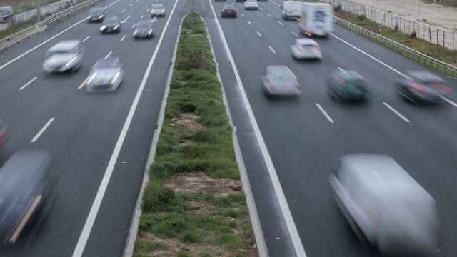 Automóviles en la autopista AP-7 a la altura de Barcelona