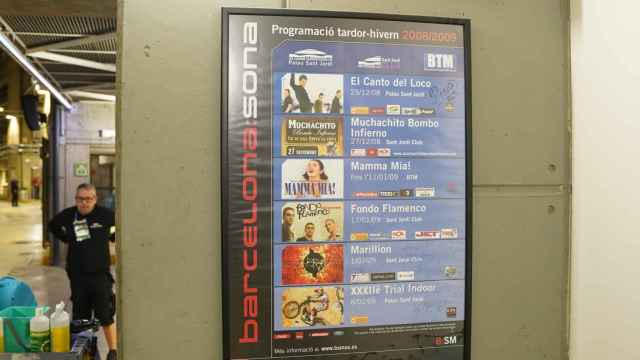 Un cartel en el Estadi Olímpic Lluis Companys anuncia conciertos de 2008-09