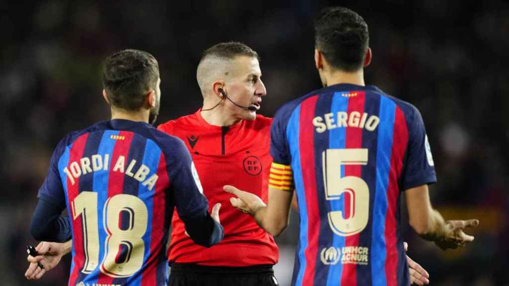 Javier Iglesias Villanueva, dirigiendo un partido del Barça la pasada temporada