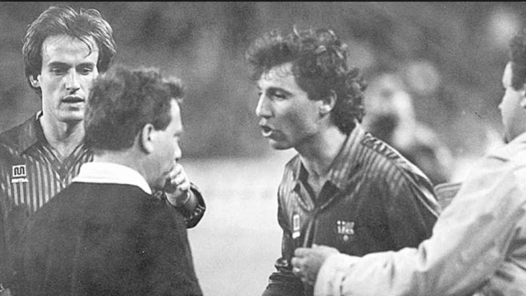 Stoichkov se encara con Urízar Azpitarte en 1990