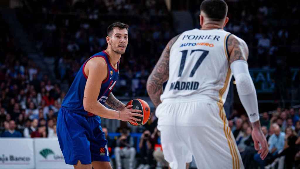 Willy Hernangómez, ante Vincent Poirier en el clásico de Euroliga