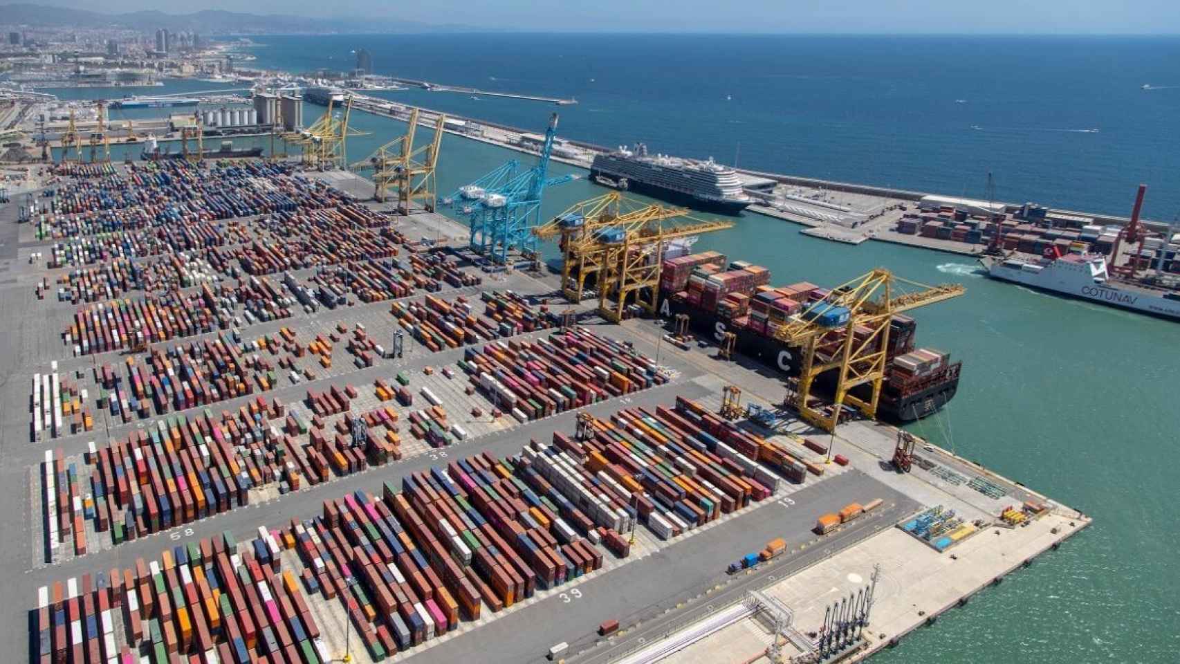 Imagen aérea de la terminal de contenedores del Puerto de Barcelona