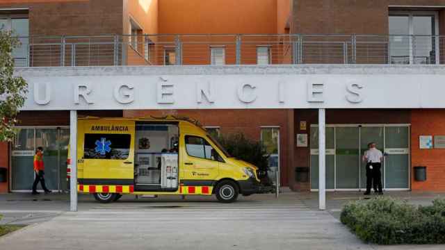 Imagen de una ambulancia ante el Hospital de Igualada